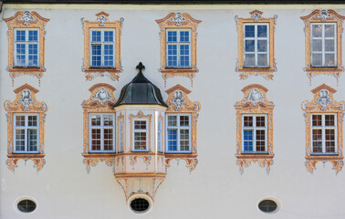 historische Fensterfront an bayrischem Kloster 3
