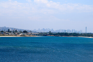 Obraz premium Cityscape of city of San Diego as seen across Sail Bay, California in Summer