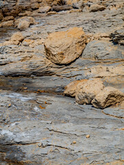 Felswände und Gesteinsschichten an der Küste der Insel Rab
