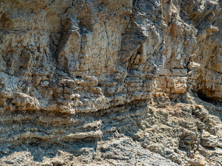 Felswände und Gesteinsschichten an der Küste der Insel Rab