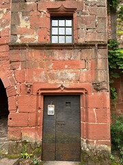 porte et fen&ecirc;tre d'une vieille maison en pierre rouge
