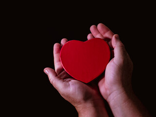Obraz premium Hand holds a heart-shaped object