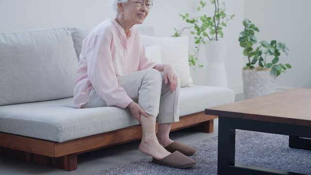 脹脛が痛い高齢者女性