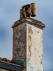 Historischer Schornstein auf dem Dach eines alten Hauses