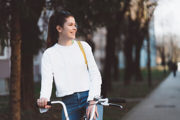 Obraz premium Caucasian woman living a sustainable lifestyle going to work by bike