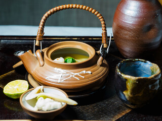 マツタケの土瓶蒸しでお酒をいただく
