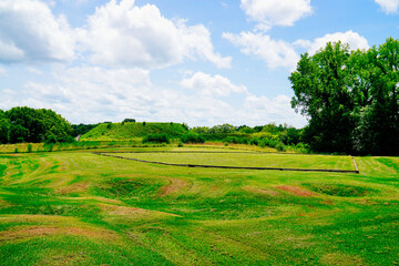 Obraz premium Macon, Georgia, USA- 07 20 2024: The landscape of Ocmulgee Mounds National Historical Park