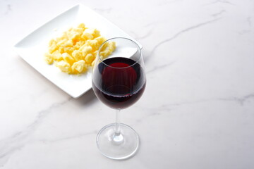 赤ワインのグラスとチーズ