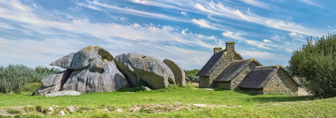 Meneham, Kerlouan, in Brittany, thatched cottage between the rocks
