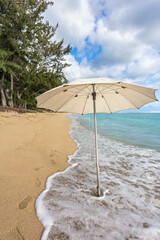 Parasol sur plage de saint Gilles, île de la Réunion 