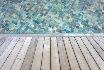 Piscine avec plage en bois