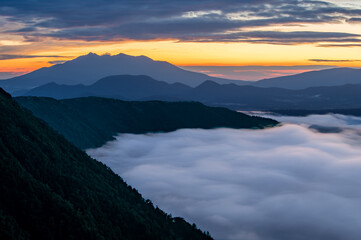 日本の北海道の阿寒摩周国立公園の摩周湖の雲海の朝の風景。雄大で神秘的な景色が観光客に人気の名所で、特に雲海の朝はなかなか見ることが出来ないので貴重。劇的な自然の明媚が広がる。