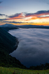 日本の北海道の阿寒摩周国立公園の摩周湖の雲海の朝の風景。雄大で神秘的な景色が観光客に人気の名所で、特に雲海の朝はなかなか見ることが出来ないので貴重。劇的な自然の明媚が広がる。