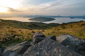 北海道の阿寒摩周国立公園の屈斜路湖を美幌峠から見下ろす風景。雄大で感動的なパノラマ。