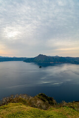 北海道の阿寒摩周国立公園の摩周湖の朝。空を覆う雲も一つの風景となって自然の豊かな表情を見せている。神秘的で雄大な風景が人を惹きつける。