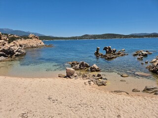 Obraz premium a deserted beach with fine sand and rocks in between at Sentier Littoral des Bruzzi, crosica, france