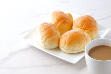 焼きたてで熱々のバターロールと、淹れたてのカフェ・オ・レ