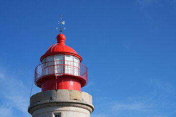 Spitze eines Leuchtturms mit dem Leuchtfeuer