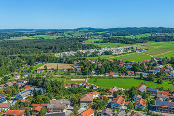 Fototapeta premium Die Region um Rohrdorf nahe Rosenheim am oberbayerischen Alpenrand im Luftbild