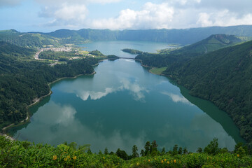 Die zwei Seen oberhalb von Sete cidades als Kraterseen auf der Insel Sao Miguel © Markus Kammermann
