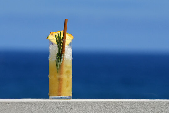 Sommerdrink vor Horizont und Ozean