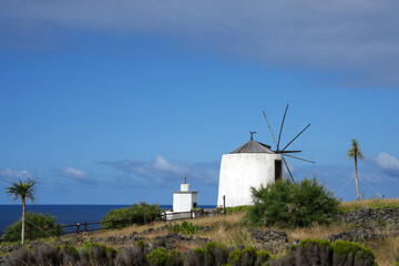 Alte Windmühle im Sommer am Strand der Insel Corvo