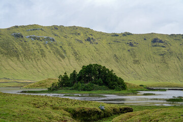 Kratersee mit grossem Krater auf der Insel Corvo und blauem Himmel © Markus Kammermann
