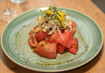 Ensalada gourmet de ventresca de atún y tomates de huerta