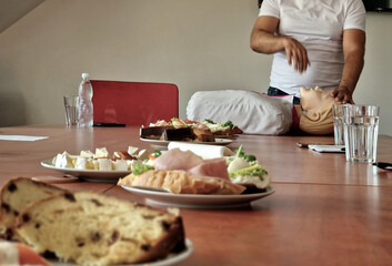 First aid training as a full-day team building experience. The theoretical morning block is supplemented in the afternoon with practical first aid training on realistically masked extras.