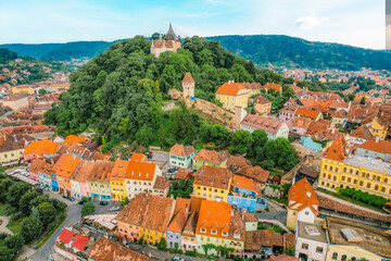 Obraz premium Medieval fortress and fortified citadel of Sighisoara with colorful houses in transylvania.