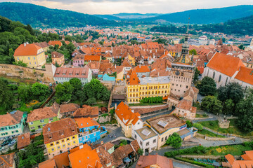 Obraz premium Medieval fortress and fortified citadel of Sighisoara with colorful houses in transylvania.