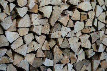 Ein Stapel Feuerholz für den Winter