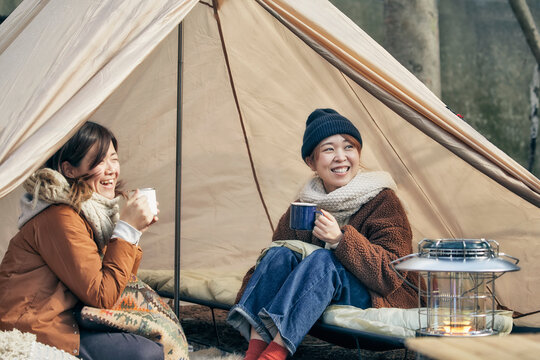 冬のキャンプ場でキャンプをする２人の女性
