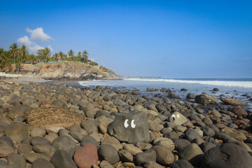 Stunning coastal landscape in El Tunco, El Salvador, featuring painted rocks and a serene ocean backdrop