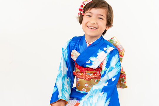笑っている七五三着物姿の女の子