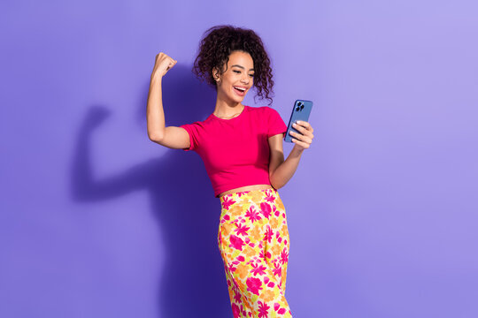 Photo of shiny lucky lady dressed pink t-shirt enjoying sale shopping modern device empty space isolated purple color background