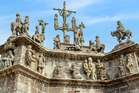 Calvaire b&acirc;ti en 1555, faisant partie de l'enclos paroissial de Pleyben.