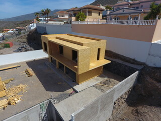 La construcción de una vivienda con estructura de madera es rápida, sostenible y eficiente. Ofrece flexibilidad en el diseño, excelente aislamiento térmico y una menor huella ambiental.