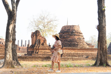 Naklejka premium Beautiful women visiting attractions and landmarks in Thailand women happy tourists exploring a south-east asian city