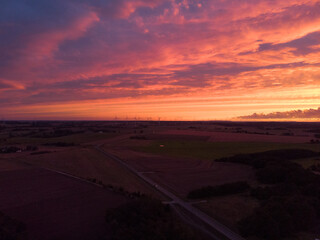 spektakularny pomarańczowy zachód słońca z drona © Mateusz