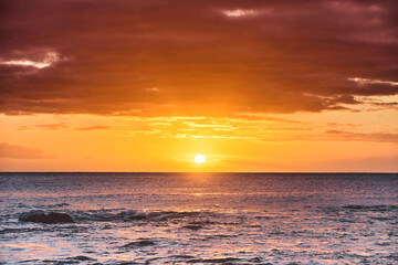 Obraz premium Beautiful sunset over the ocean