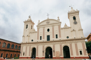 Obraz premium Historic cathedral in Asuncion, Paraguay, showcasing stunning architecture under overcast skies