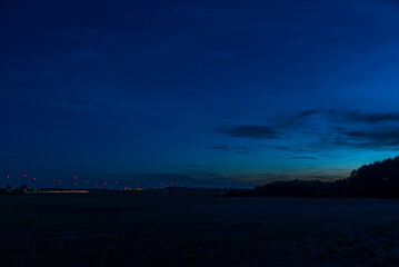 nocne niebo z wiatrakami w tle © Mateusz