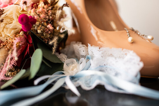 Pendientes, zapatos, liga, preparativos, ramo, novia, boda