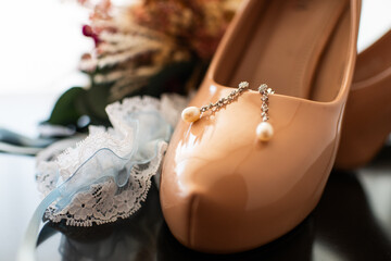 Pendientes, zapatos, liga, preparativos, ramo, novia, boda