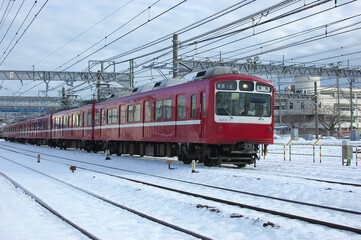 Obraz premium 雪と京急800型