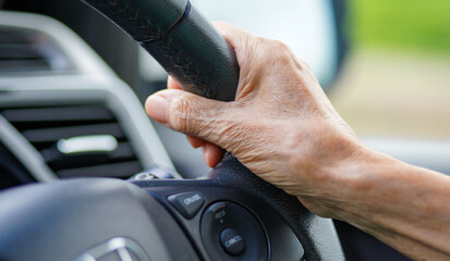 ハンドルを握る後期高齢者女性の運転イメージ写真