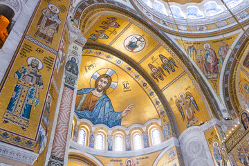 Obraz premium Magnificent Interior Of St. Sava Church In Belgrade, Serbia. Stunning Serbian Orthodox Architecture With Gold Mosaics And Religious Icons