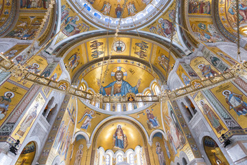 Obraz premium Magnificent Interior Of St. Sava Church In Belgrade, Serbia. Stunning Serbian Orthodox Architecture With Gold Mosaics And Religious Icons