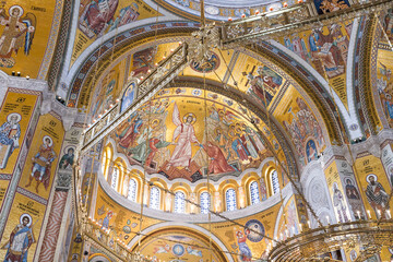 Obraz premium Magnificent Interior Of St. Sava Church In Belgrade, Serbia. Stunning Serbian Orthodox Architecture With Gold Mosaics And Religious Icons